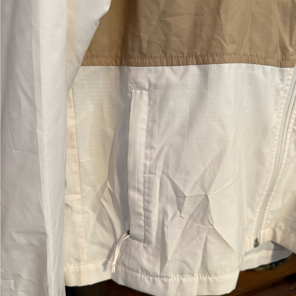 The North Face Women's Beige and White lightweight shell - Picture 4 of 7